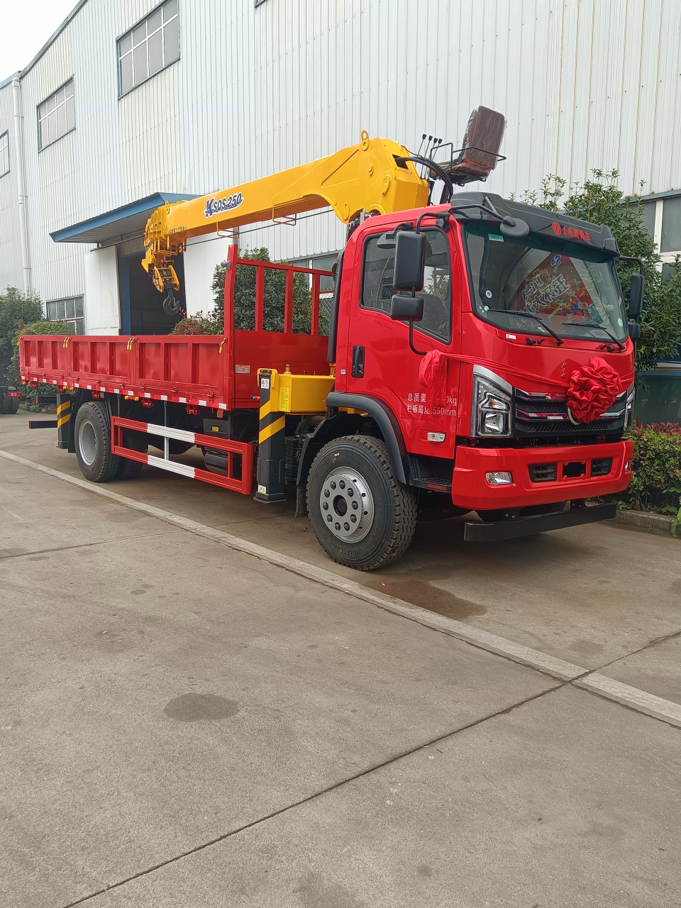 東風單橋10噸隨車吊 工地多面手，6.2米貨箱承載高效日常